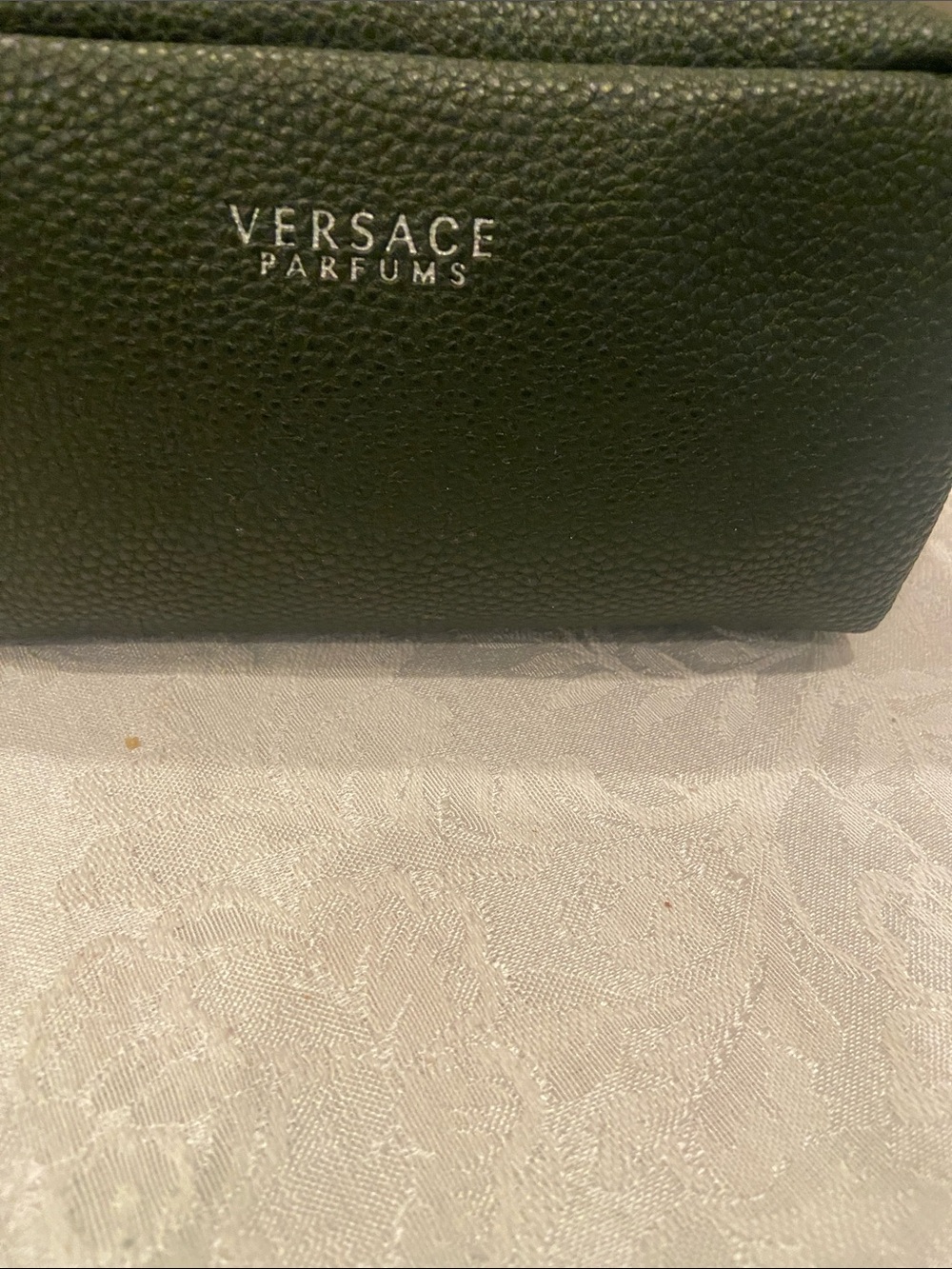 Versace Green Leather Travel Toiletry Pouch
UNISEX 4/8 - Picture 2 of 10